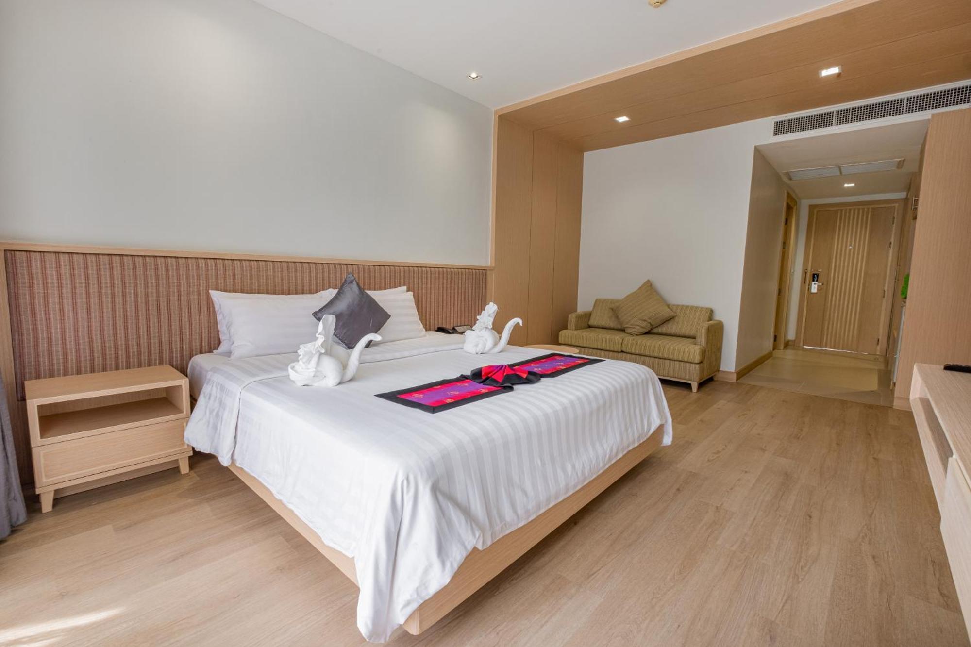 Отель Estella Phuket 5*